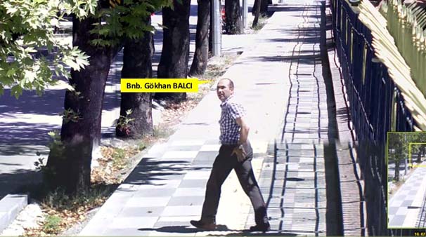 Fetullahçı Terör Örgütü'nün (FETÖ) 15 Temmuz darbe girişiminde Genelkurmay Karargahında elinde silahla dolaşan ve sivillere ateş ettiği belirtilen eski Binbaşı Gökhan Balcı'nın sivil kıyafetle karargah demirlerinden atlayarak kaçması görüntülere yansıdı. ( AA - Anadolu Ajansı )